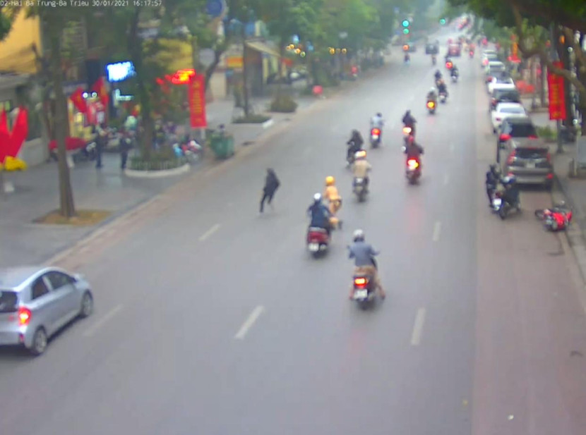 Thượng úy Phùng Đức Hiếu cùng người dân truy đuổi bắt giữ hai đối tượng trộm cắp trên phố