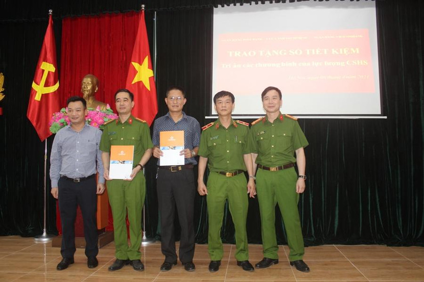 4 đồng chí thương binh của Phòng CSHS được đại diện ngân hàng và Cục CSHS trao tặng các sổ tiết kiệm 4 đồng chí thương binh của Phòng CSHS được đại diện ngân hàng và Cục CSHS trao tặng các sổ tiết kiệm