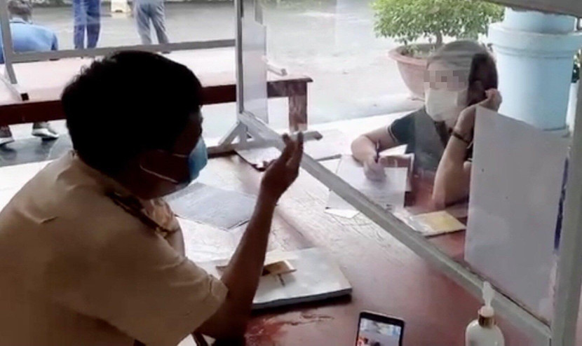 CSGT lập biên bản xử lý nữ lái xe vi phạm