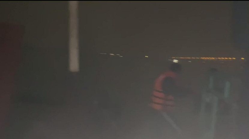 Ngay sau lệnh xuất kích, tổ công tác áp sát mạn tàu ập lên khống chế các đối tượng