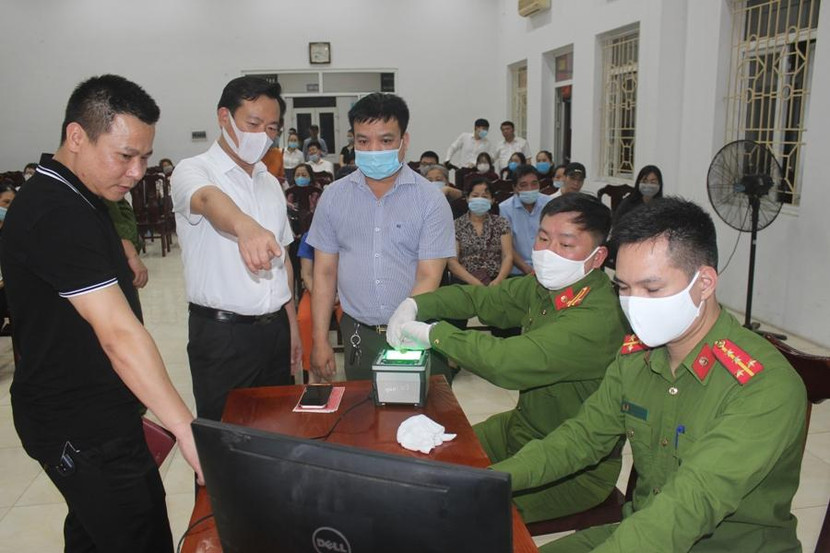 Trung tá Đào Trọng Nghĩa, Trưởng CAP Mai Dịch và CBCS thực hiện các thủ tục, thao tác lấy mẫu dấu vân tay, làm thủ tục cấp căn cước công dân gắn chíp và báo cáo trực tiếp với Chủ tịch UBND quận về tiến độ thực hiện