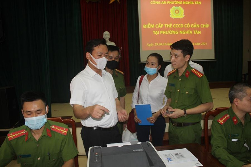 Đồng chí Bùi Tuấn Anh, Chủ tịch UBND quận Cầu Giấy cùng đoàn công tác đã đến kiểm tra, động viên CAQ Cầu Giấy, CAP Nghĩa Tân làm thủ tục cấp căn cước gắn chíp cho công dân trên địa bàn