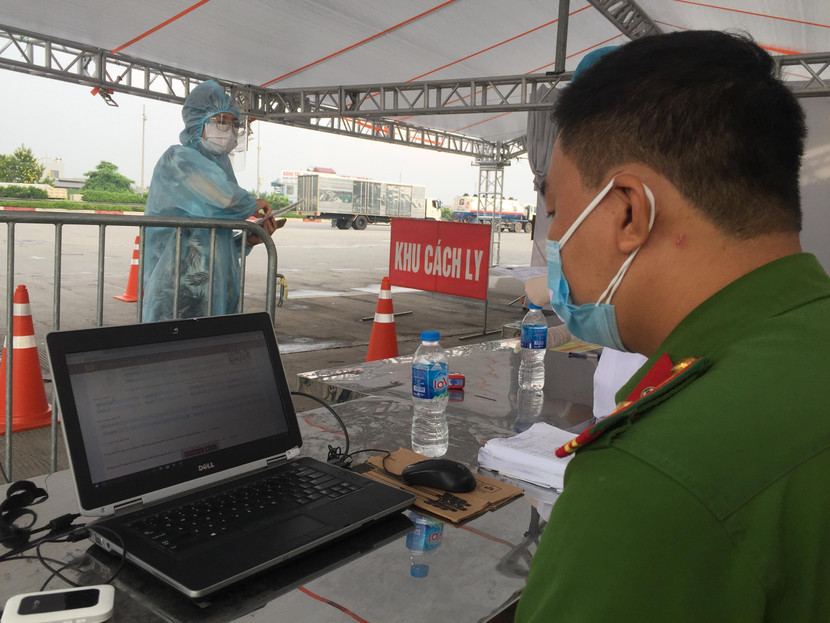 Sau khi quét, hệ thống của Cục sẽ tự động kiểm tra lại thông tin, giấy tờ của công dân nhanh chóng; hạn chế tiếp xúc; kịp thời xác định nhân thân người lưu thông; ngăn chặn kịp thời F0 vi phạm quy định về giãn cách xã hội Sau khi quét, hệ thống của Cục sẽ tự động kiểm tra lại thông tin, giấy tờ của công dân nhanh chóng; hạn chế tiếp xúc; kịp thời xác định nhân thân người lưu thông; ngăn chặn kịp thời F0 vi phạm quy định về giãn cách xã hội