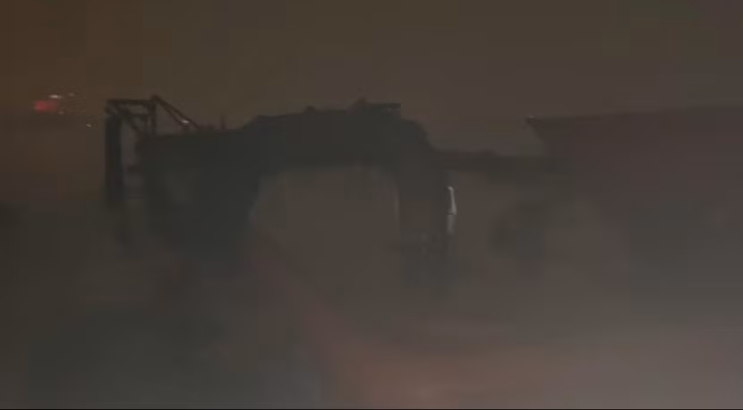 Những chiếc vòi rồng hút cát từ dưới lòng sông lên khoang thuyền đã bị CSGT đường thủy bắt quả tang, ngăn chặn kịp thời