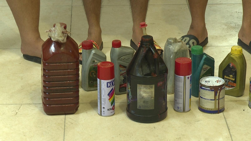 Những can mắm tôm, dầu luyn, sơn, chất bẩn được chúng chế tạo thành &quot;bom bẩn&quot; chuyên dùng để uy hiếp con nợ