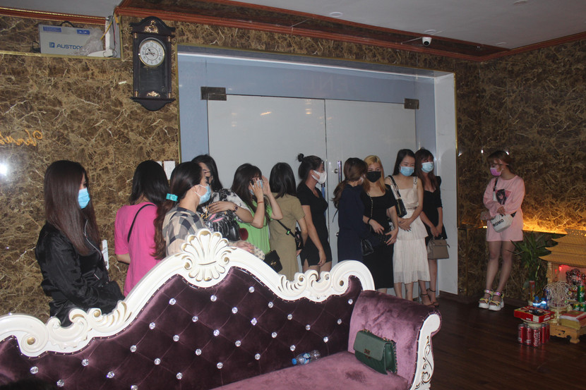 Hàng chục nhân viên phục vụ của quán karaoke trá hình được đưa xuống tầng 1 để lập biên bản xử lý