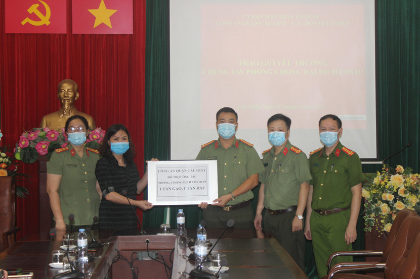 Những phần quà này đều là các nhu yếu phẩm được Ủy ban MTTQ Việt Nam quận Cầu Giấy trao gửi CAQ Cầu Giấy để tặng các gia đình nghèo, sinh viên khó khăn trên địa bàn Những phần quà này đều là các nhu yếu phẩm được Ủy ban MTTQ Việt Nam quận Cầu Giấy trao gửi CAQ Cầu Giấy để tặng các gia đình nghèo, sinh viên khó khăn trên địa bàn