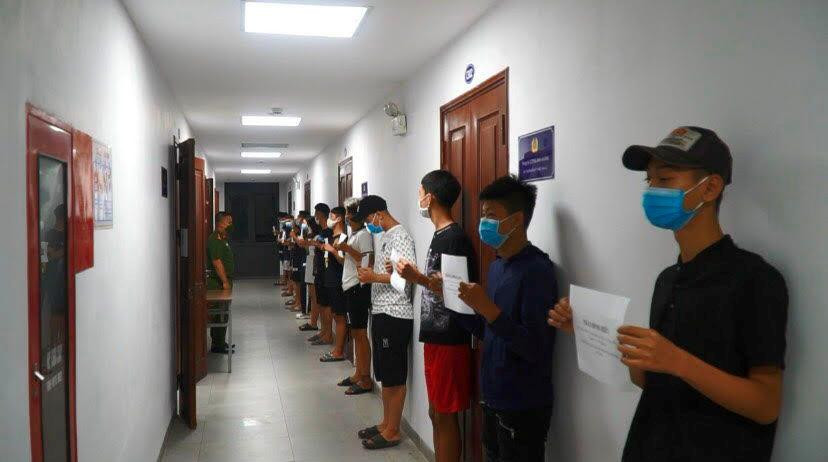 Trước đó, ngày 5/7, hàng chục thanh thiếu niên đã bị CAQ Hoàn Kiếm triệu tập lên để xử lý về hành vi gây rối trật tự công cộng, điều khiển xe lạng lách, tốc độ cao...