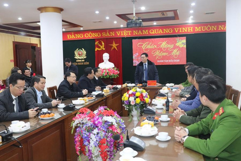 Đồng chí Vương Đình Huệ chỉ đạo CAQ Hoàn Kiếm phải đảm bảo tuyệt đối an toàn trước, trong và sau Tết tại buổi kiểm tra Đồng chí Vương Đình Huệ chỉ đạo CAQ Hoàn Kiếm phải đảm bảo tuyệt đối an toàn trước, trong và sau Tết tại buổi kiểm tra