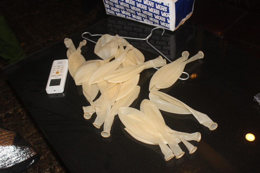 Số bóng cười được vứt lăn lóc dưới sàn các phòng hát