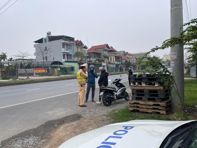 Trong buổi trưa ngày 16-2, tổ công tác của Đội CSGT số 15, Phòng CSGT, CATP Hà Nội đã triển khai lực lượng làm nhiệm vụ kiểm tra xử lý vi phạm nồng độ cồn của các lái xe trên Quốc lộ 2