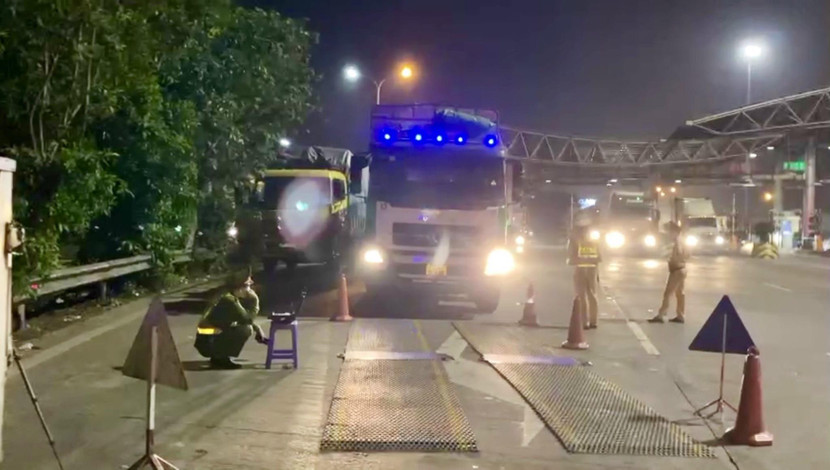 CSGT kiên quyết xử lý xe quá tải vi phạm CSGT kiên quyết xử lý xe quá tải vi phạm