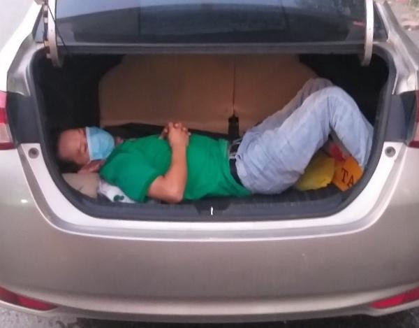 Lái xe giấu người sau cốp để thông chốt nhưng không thành