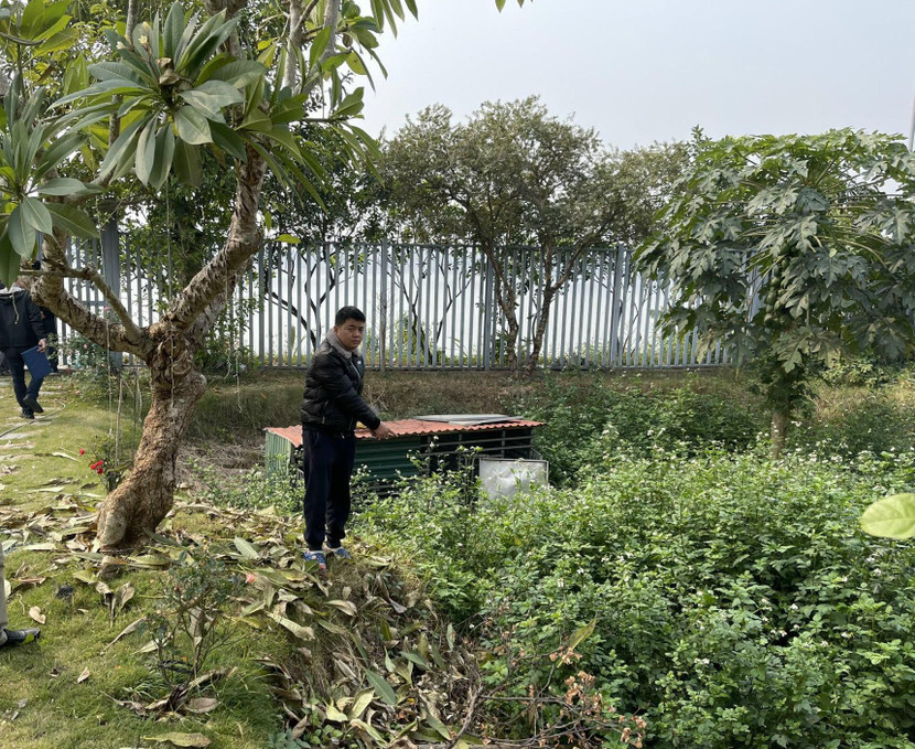 Các trinh sát áp giải đối tượng đi thu giữ tang vật có liên quan đến vụ án