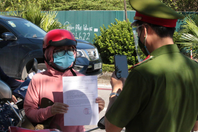 Toàn lực lượng CATP triển khai quyết liệt, hiệu quả công tác phòng, chống dịch, kiểm soát chặt người ra đường để phòng, chống Covid-19