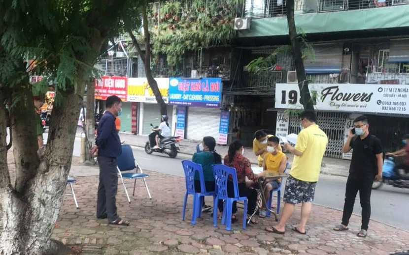 Các lực lượng chức năng của quận Cầu Giấy kiểm tra xử phạt những người đi ra ngoài vi phạm phòng, chống dịch