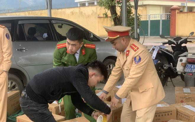 CSGT và lực lượng chức năng kiểm tra số pháo