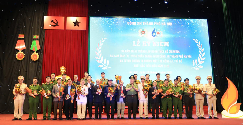 Trung tướng Nguyễn Hải Trung, Giám đốc CATP Hà Nội và Phó Bí thư Thành đoàn Hà Nội trao tặng biểu trưng kỷ niệm 65 năm truyền thống Đoàn Thanh niên CATP Hà Nội cho các thế hệ Bí thư, Phó Bí thư Đoàn CATP