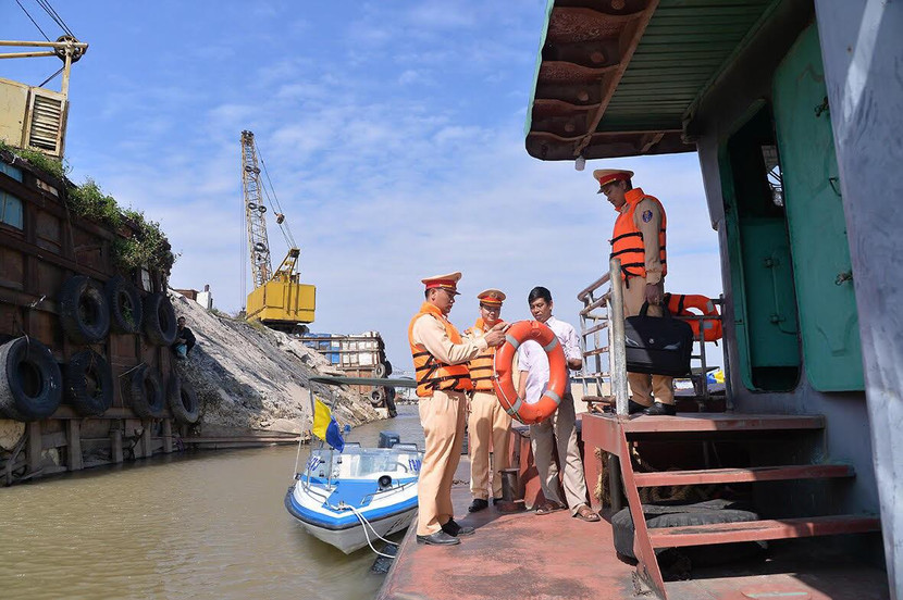 CBCS trong đơn vị tuyên truyền cho các chủ tàu thuyền những biện pháp đảm bảo ANTT, ATGT đường thủy cũng như phát động phong trào toàn dân bảo vệ ANTQ CBCS trong đơn vị tuyên truyền cho các chủ tàu thuyền những biện pháp đảm bảo ANTT, ATGT đường thủy cũng như phát động phong trào toàn dân bảo vệ ANTQ