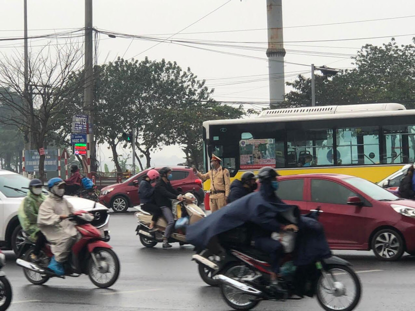 Nút giao thông Ngọc Hồi - Giải Phóng là một trong những điểm giao thông quan trọng phía Nam, tập trung rất nhiều phương tiện và người tham gia giao thông. Lưu lượng người và phương tiện tăng đột biến từ trưa do ngày cuối cùng nghỉ Tết Nút giao thông Ngọc Hồi - Giải Phóng là một trong những điểm giao thông quan trọng phía Nam, tập trung rất nhiều phương tiện và người tham gia giao thông. Lưu lượng người và phương tiện tăng đột biến từ trưa do ngày cuối cùng nghỉ Tết