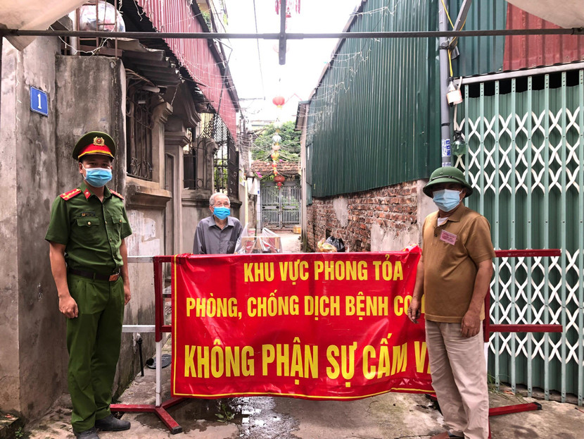 Người dân có hoàn cảnh khó khăn nằm trong khu vực phong tỏa vì dịch bệnh được CAP đến tận nơi trao tặng các nhu yếu phẩm Người dân có hoàn cảnh khó khăn nằm trong khu vực phong tỏa vì dịch bệnh được CAP đến tận nơi trao tặng các nhu yếu phẩm