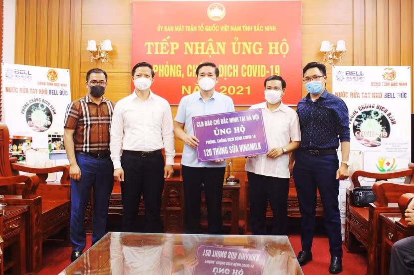 CLB Báo chí Bắc Ninh gửi tặng UBND tỉnh Bắc Ninh 120 thùng sữa giúp công nhân trên địa bàn phòng, chống dịch Covid-19 CLB Báo chí Bắc Ninh gửi tặng UBND tỉnh Bắc Ninh 120 thùng sữa giúp công nhân trên địa bàn phòng, chống dịch Covid-19