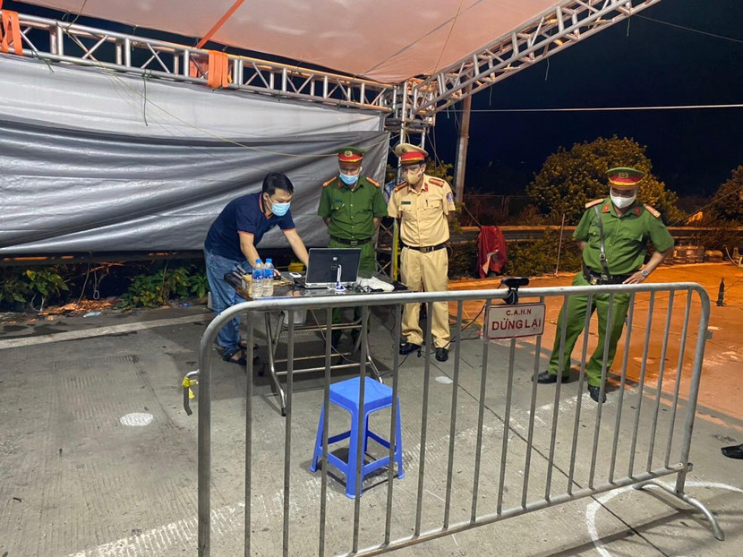 CATP Hà Nội khuyến cáo người dân cần chủ động khai báo y tế trên nền tảng app VNEID để việc quét mã QR code tại các chốt kiểm soát được nhanh chóng, thuận tiện CATP Hà Nội khuyến cáo người dân cần chủ động khai báo y tế trên nền tảng app VNEID để việc quét mã QR code tại các chốt kiểm soát được nhanh chóng, thuận tiện