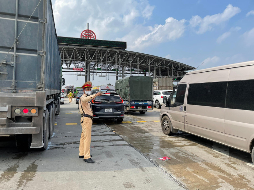 CSGT tập trung phân luồng chống ùn tắc dịp nghỉ lễ