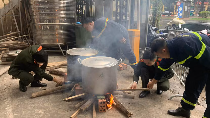 Bên cạnh việc dành tặng các gia đình khó khăn dùng để ăn Tết, số bánh còn lại sẽ được gửi đến các chốt chống dịch Covid-19 trên địa bàn