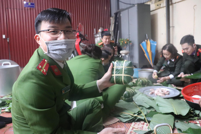 Các đoàn viên, thanh niên của CAQ Hoàn Kiếm vô cùng háo hức tham gia buổi gói bánh tình nghĩa