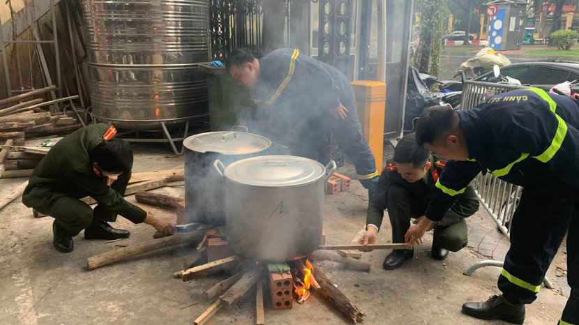Bên cạnh việc dành tặng các gia đình khó khăn dùng để ăn Tết, số bánh còn lại sẽ được gửi đến các chốt chống dịch Covid-19 trên địa bàn