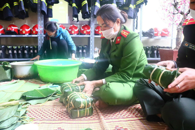 Từng chiếc bánh chưng nghĩa tình mang theo cả tấm lòng quân dân của CAQ Hoàn Kiếm