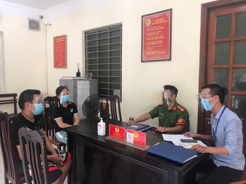 Cơ quan chức năng lập biên bản xử phạt 2 trường hợp vi phạm Cơ quan chức năng lập biên bản xử phạt 2 trường hợp vi phạm