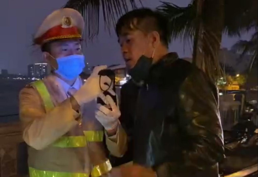 Cùng với các đơn vị khác của Phòng CSGT, CATP Hà Nội, Đội CSGT số 2 trong thời gian qua đã tăng cường kiểm tra nhằm phát hiện những lái xe vi phạm nồng độ cồn, phòng ngừa tai nạn