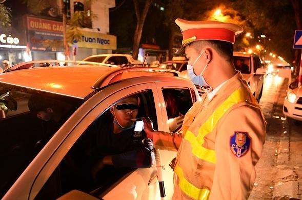 Không chỉ đảm bảo tuyệt đối an toàn các đoàn dẫn, CSGT còn tăng cường kiểm tra nhằm phát hiện và xử lý nghiêm vi phạm nồng độ cồn, dừng đỗ trái phép... Không chỉ đảm bảo tuyệt đối an toàn các đoàn dẫn, CSGT còn tăng cường kiểm tra nhằm phát hiện và xử lý nghiêm vi phạm nồng độ cồn, dừng đỗ trái phép...