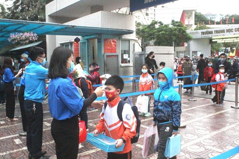 Các thầy, cô phụ trách đoàn, đội đo thân nhiệt, rửa tay diệt khuẩn cho học sinh khi đến trường Các thầy, cô phụ trách đoàn, đội đo thân nhiệt, rửa tay diệt khuẩn cho học sinh khi đến trường