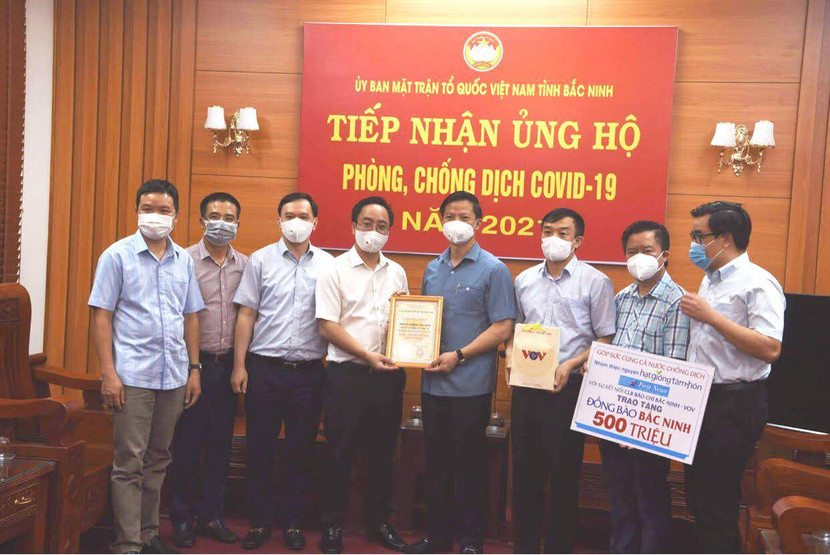 Đại diện Lãnh đạo tỉnh Bắc Ninh nhận số tiền 500 triệu đồng đoàn công tác gửi tặng nhân dân tỉnh nhà phòng, chống dịch Covid-19