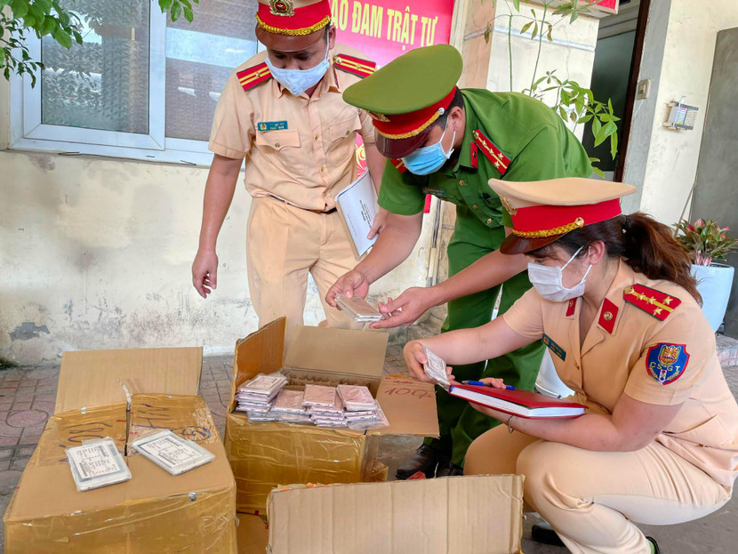 CSGT kiểm tra số hàng lậu trị giá gần 1 tỉ đồng