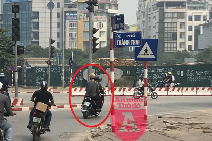 Các trinh sát của Phòng CSHS truy bắt những đối tượng cướp giật, cướp tài sản trên phố trong mùa dịch