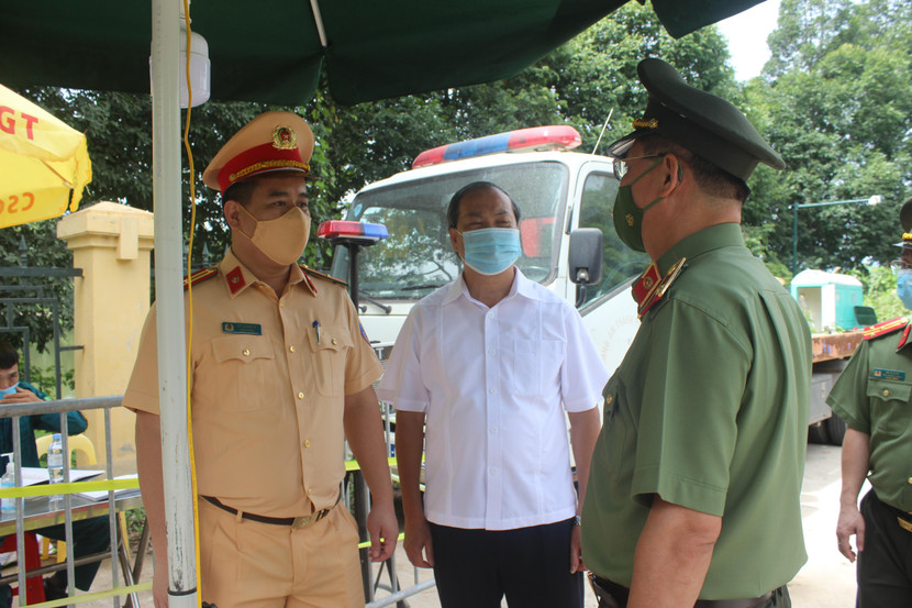 Đồng chí Phó Giám đốc CATP trân trọng cảm ơn sự hỗ trợ của chính quyền địa phương đối với các chốt kiểm soát phòng, chống Covid-19, đồng thời yêu cầu chỉ huy các chốt phải đảm bảo hiệu quả những nhiệm vụ mà UBND TP đặt ra Đồng chí Phó Giám đốc CATP trân trọng cảm ơn sự hỗ trợ của chính quyền địa phương đối với các chốt kiểm soát phòng, chống Covid-19, đồng thời yêu cầu chỉ huy các chốt phải đảm bảo hiệu quả những nhiệm vụ mà UBND TP đặt ra