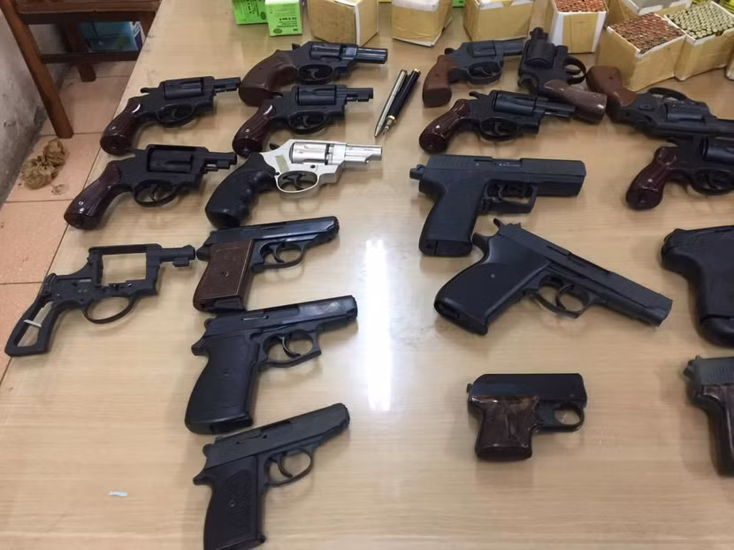 Những khẩu súng bắn đạn hơi cay, đạn cao su nếu nhìn bên ngoài không khác gì súng quân dụng