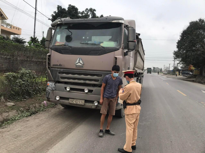 Lực lượng CSGT còn tăng cường kiểm soát xe quá tải trọng để phát hiện, xử lý nghiêm vi phạm Lực lượng CSGT còn tăng cường kiểm soát xe quá tải trọng để phát hiện, xử lý nghiêm vi phạm