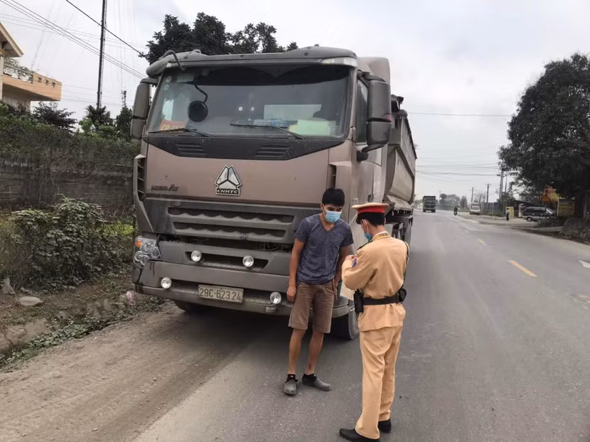 Đội CSGT số 12 tăng cường xử lý nghiêm vi phạm về xe quá tải