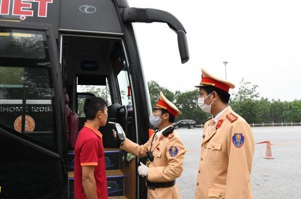 CSGT tăng cường kiểm tra nồng độ cồn của lái xe khách CSGT tăng cường kiểm tra nồng độ cồn của lái xe khách