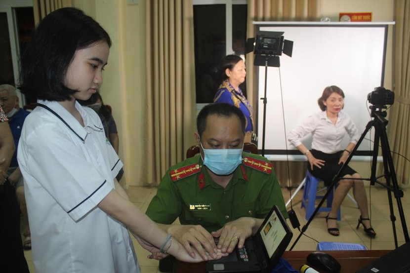 Cấp căn cước công dân gắn chíp cho các em học sinh để chuẩn bị những thủ tục cần thiết dự thi, đi làm...