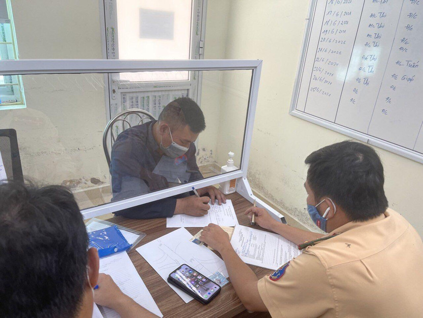 CSGT lập biên bản xử phạt lái xe