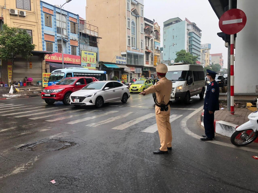 Cho tới thời điểm này, báo cáo của Đội CSGT số 14 cho thấy, trong 7 ngày Tết Nguyên đán Tân Sửu, trên địa bàn đơn vị quản lý, tình hình ATGT được đảm bảo thông suốt, an toàn, không xảy ra TNGT chết người. Hiện CBCS của Đội CSGT số 14 đang nỗ lực phân luồng, đảm bảo an toàn cho nhân dân đi lại, nhất là người dân ở các tỉnh trở về Thủ đô Cho tới thời điểm này, báo cáo của Đội CSGT số 14 cho thấy, trong 7 ngày Tết Nguyên đán Tân Sửu, trên địa bàn đơn vị quản lý, tình hình ATGT được đảm bảo thông suốt, an toàn, không xảy ra TNGT chết người. Hiện CBCS của Đội CSGT số 14 đang nỗ lực phân luồng, đảm bảo an toàn cho nhân dân đi lại, nhất là người dân ở các tỉnh trở về Thủ đô