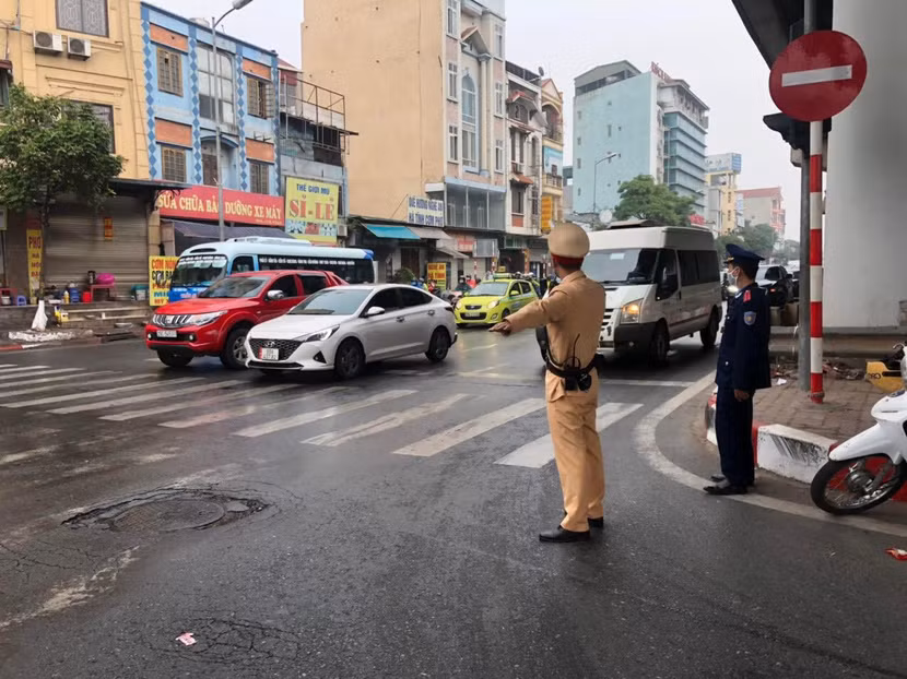 Cho tới thời điểm này, báo cáo của Đội CSGT số 14 cho thấy, trong 7 ngày Tết Nguyên đán Tân Sửu, trên địa bàn đơn vị quản lý, tình hình ATGT được đảm bảo thông suốt, an toàn, không xảy ra TNGT chết người. Hiện CBCS của Đội CSGT số 14 đang nỗ lực phân luồng, đảm bảo an toàn cho nhân dân đi lại, nhất là người dân ở các tỉnh trở về Thủ đô