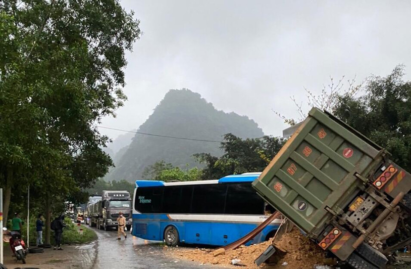 Vụ TNGT nghiêm trọng giữa xe khách và xe tải tại Hòa Bình Vụ TNGT nghiêm trọng giữa xe khách và xe tải tại Hòa Bình