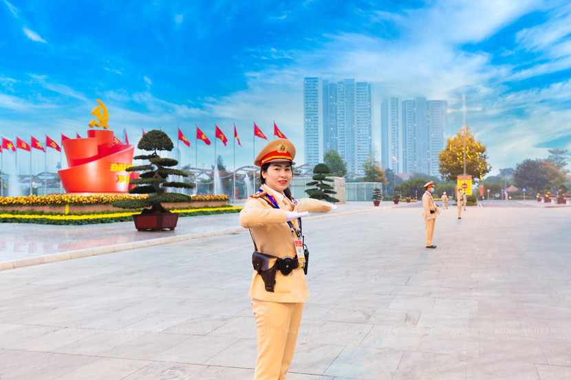 Từ 5h sáng cho đến khi các đại biểu họp xong, các nữ, nam CSGT có mặt làm nhiệm vụ phân luồng, hướng dẫn xếp xe phục vụ Đại hội tại Trung tâm Hội nghị Quốc gia Từ 5h sáng cho đến khi các đại biểu họp xong, các nữ, nam CSGT có mặt làm nhiệm vụ phân luồng, hướng dẫn xếp xe phục vụ Đại hội tại Trung tâm Hội nghị Quốc gia